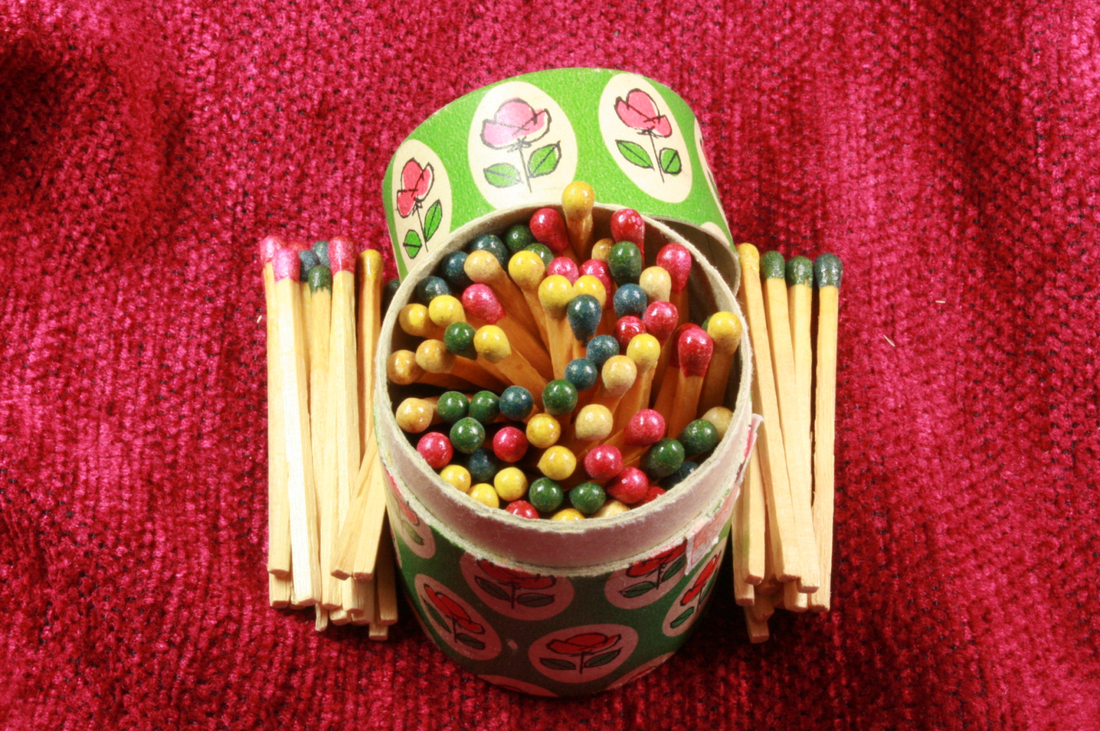 Antiguedades - CAJA DE CERILLAS DE COLORES ITALIANA.