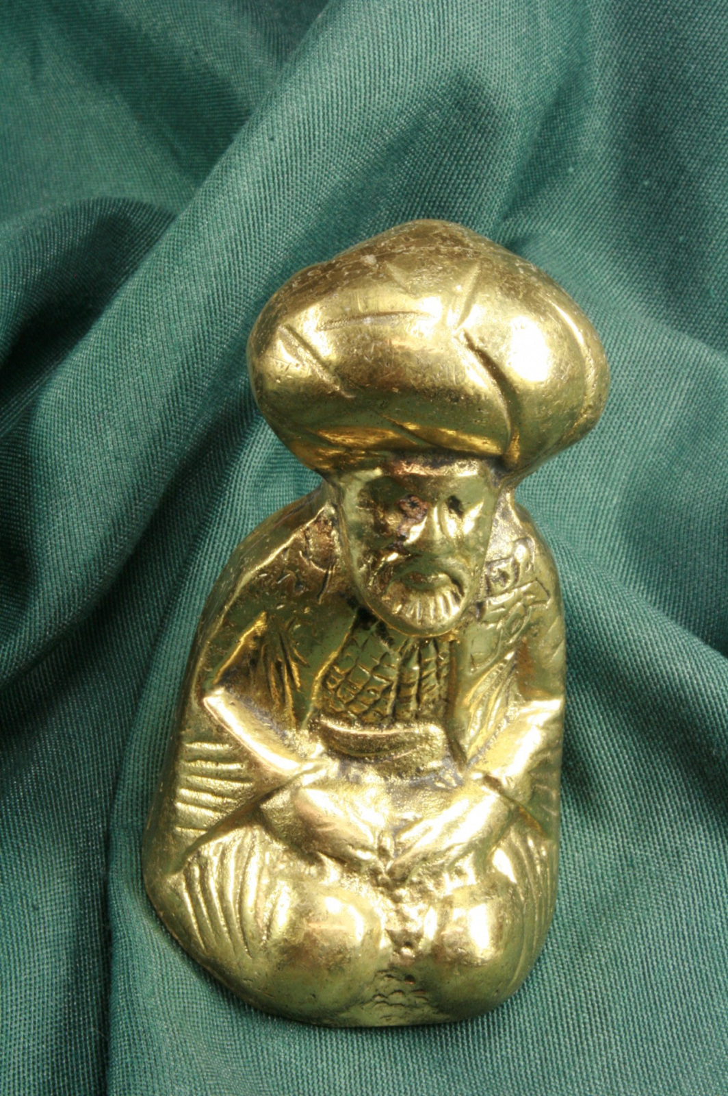 Antiques - ARAB FIGURE SEATED IN BRONZE. (T)