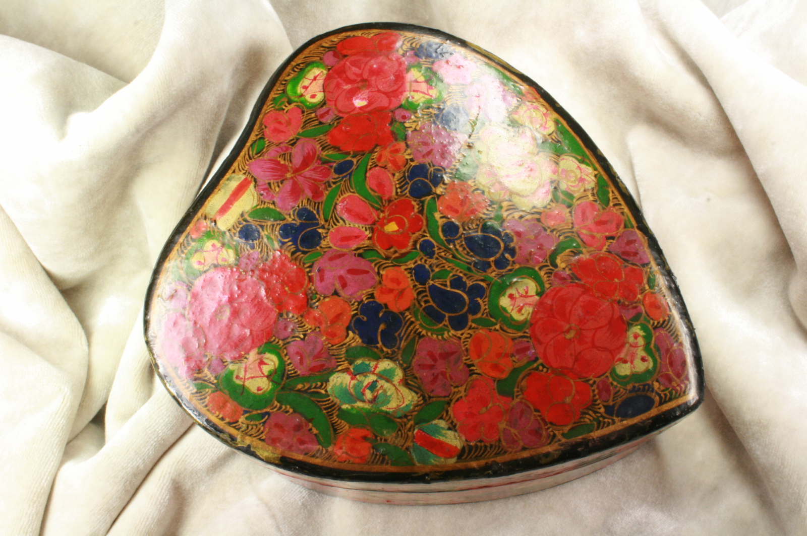 Antiques - WOODEN HEART BOX. HAND PAINTED. INDIA. (T)