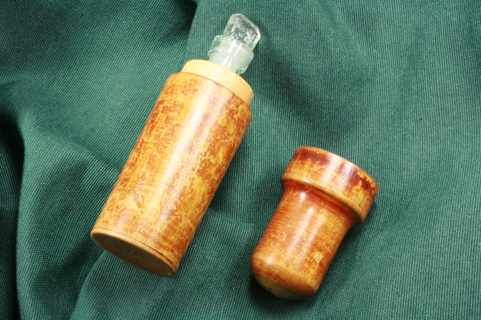Antiguedades - PERFUMERO VIDRIO CON CAJA DE MADERA. S.XX (T)