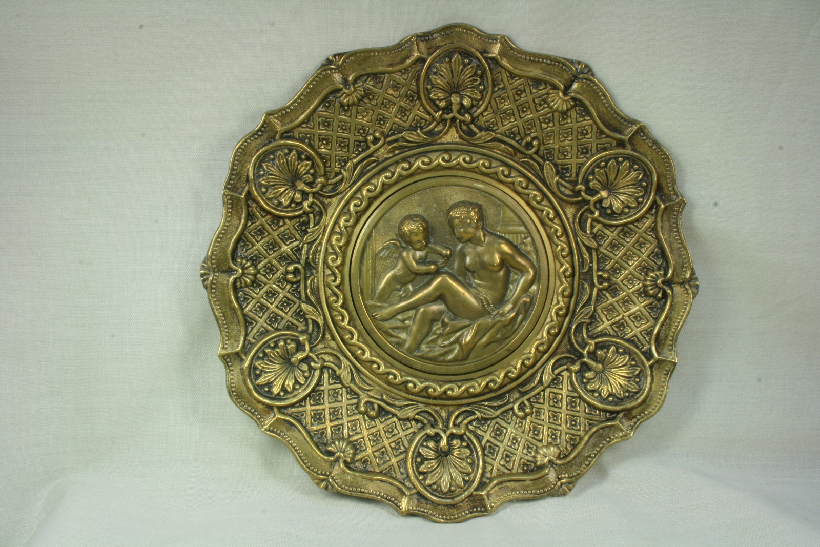 Antiques - DECORATIVE PLATE. ANGEL LADY. (T)