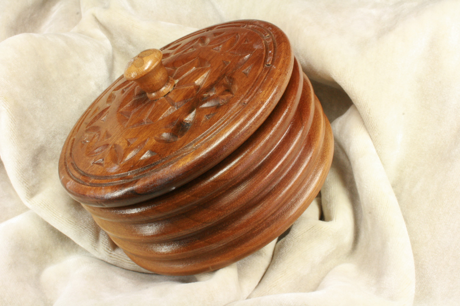 Antiguedades de round wooden box coasters