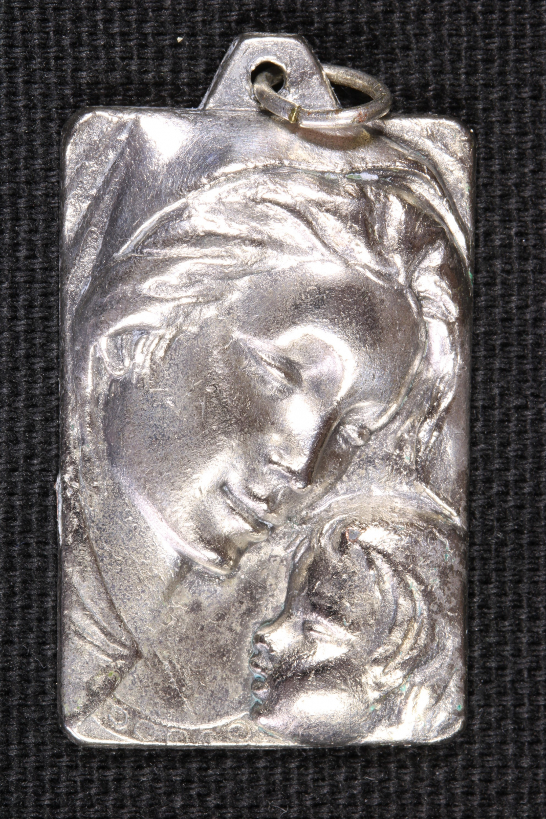 Antiques - VIRGIN MARY WITH CHILD FACE MEDAL. 20TH CENTURY