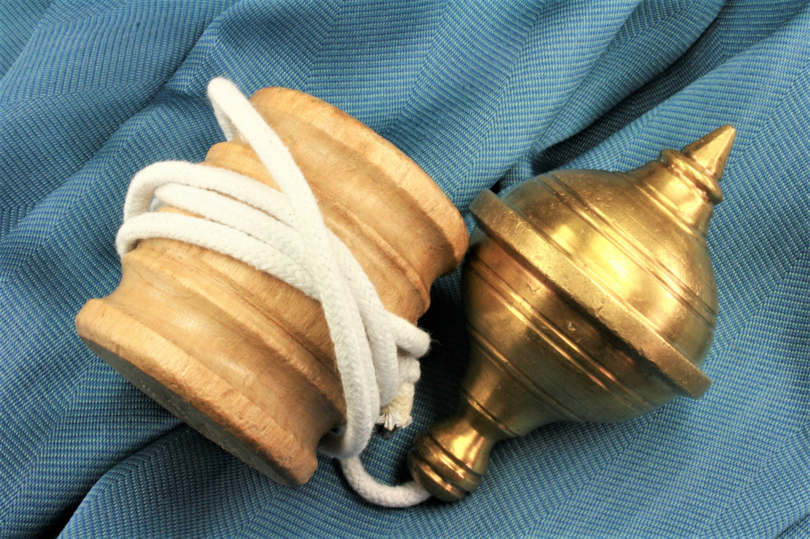 Antiguedades - PLOMADA CON NUEZ. ESFERA BRONCE. S.XX