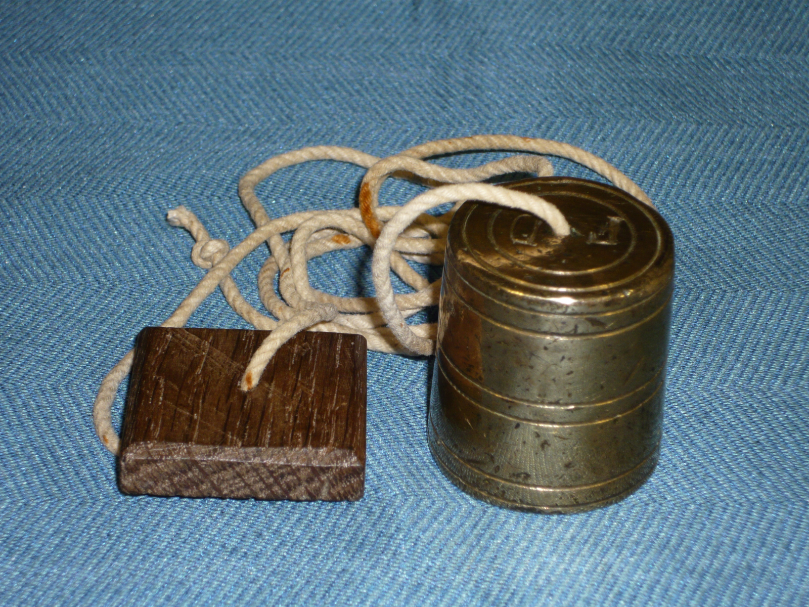Antiguedades de bronze plumb bob with walnut trunk