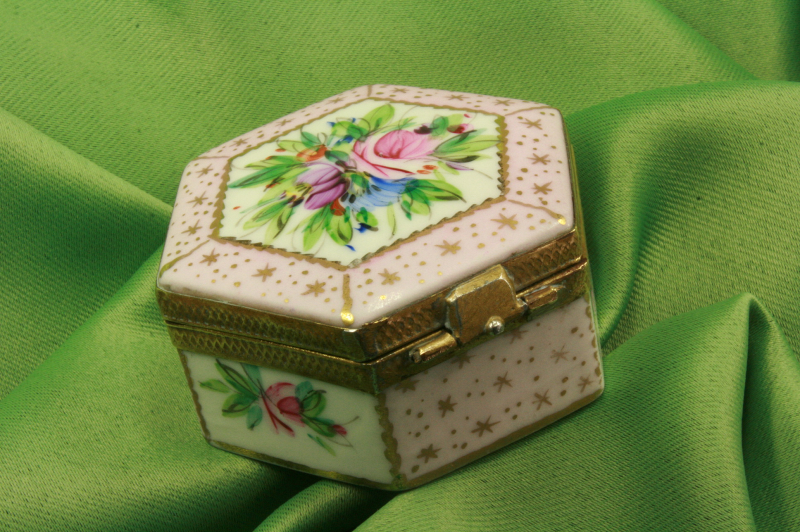 Antiguedades - CAJA PASTILLERO PINTADA CON REMATES LATÓN. LIMOGES. (T)