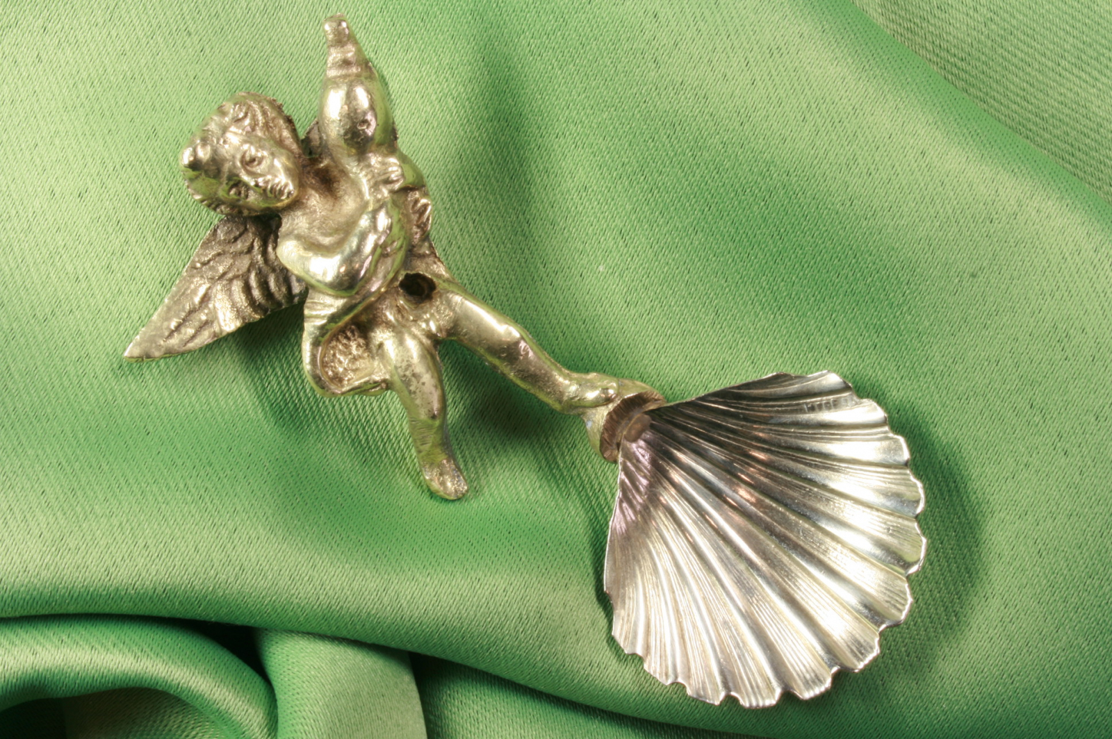 Antiques - SHELL SPOON WITH ANGEL. ITALY.