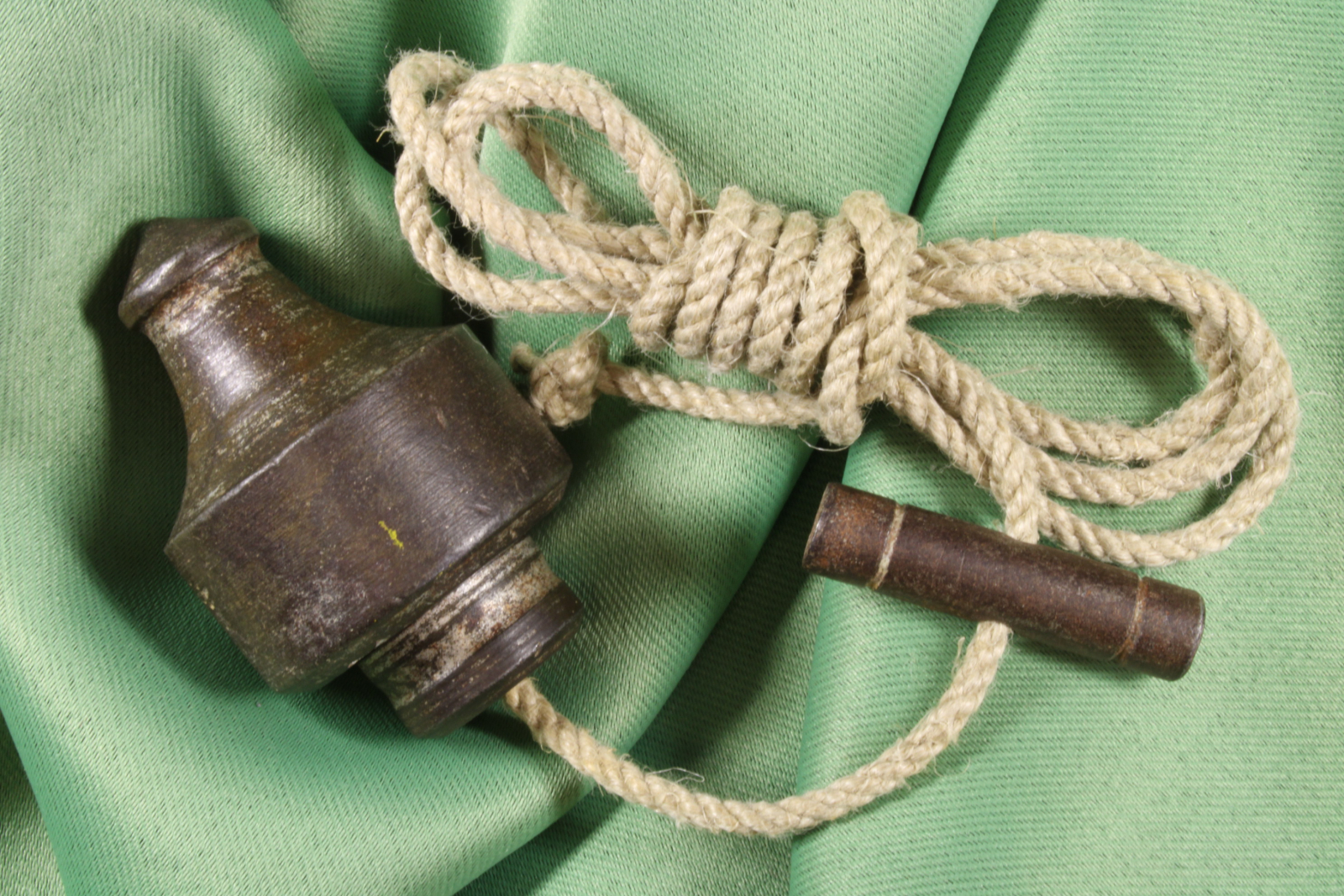 Antiques - INDIAN PLUMB BOB WITH WALNUT. 19TH CENTURY.
