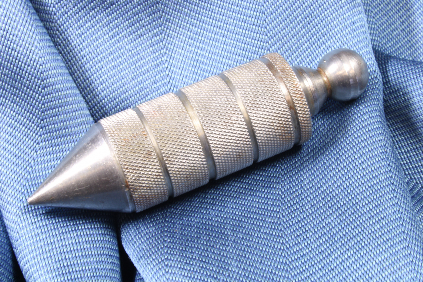 Antiques - PLUMB BOB IRON CONSTRUCTION. 20TH CENTURY. (T)