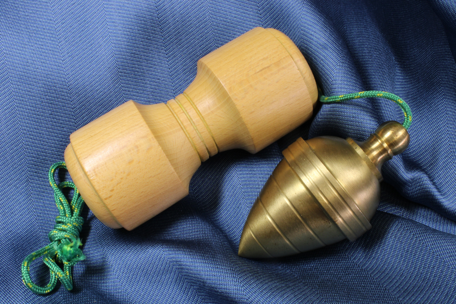 Antiques - CONSTRUCTION PLUMB BOB WITH NUT. MODERN (T)