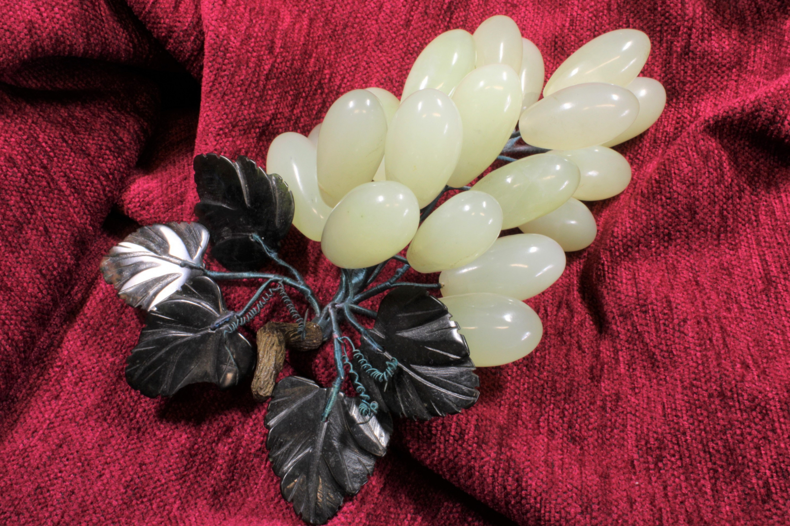 Antiques - CLUSTER OF WHITISH JADE GRAPES. S.XX. (T)