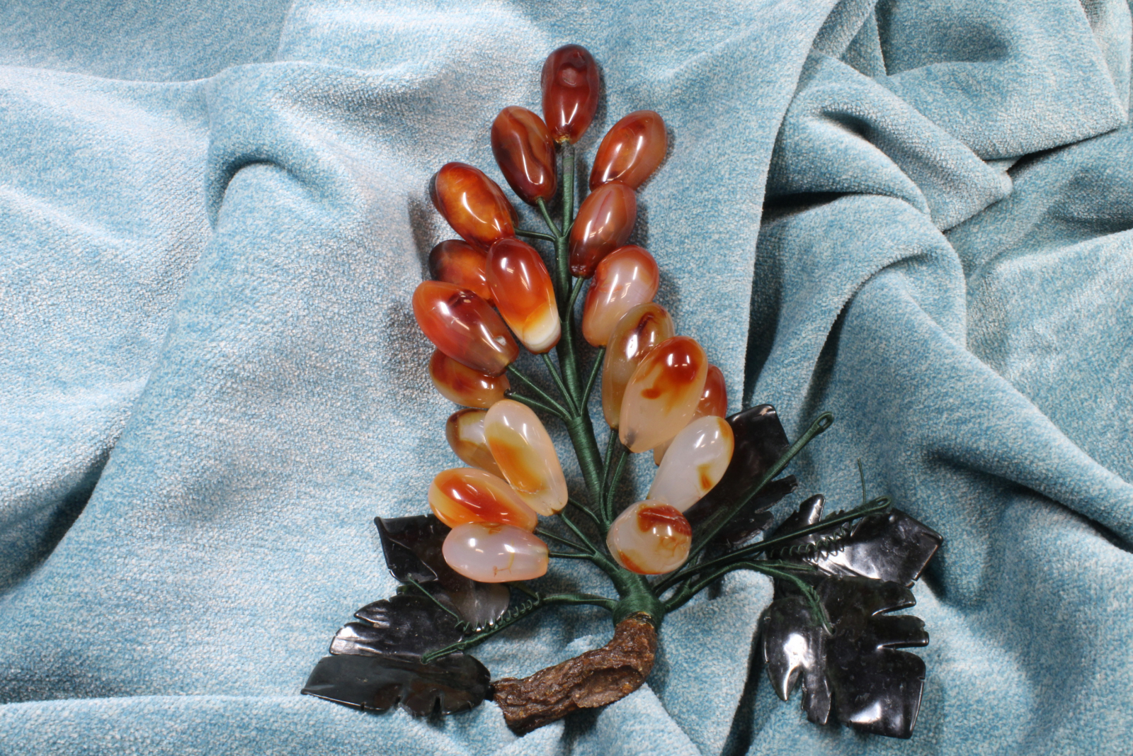 Antiques - CLUSTER OF WHITISH BROWN JADE GRAPES. (T)