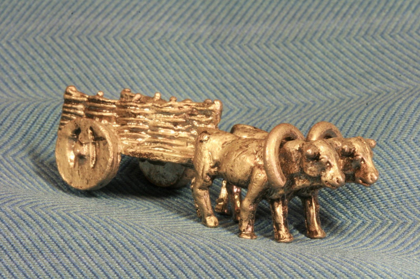 Antiguedades - CARRO CON BUEYES. S.XX. MINIATURA. METAL