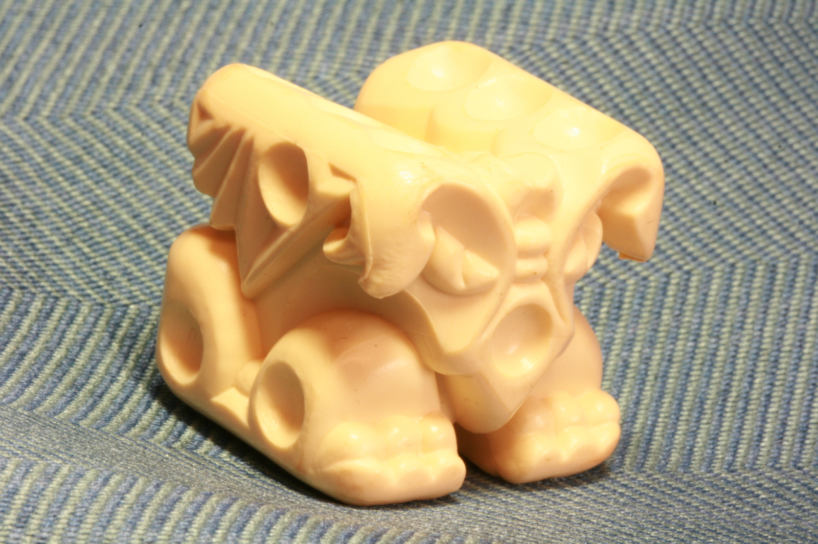 Antiques - PLASTIC OR BAKELITE DRAGON DICE. SET OF DICE.
