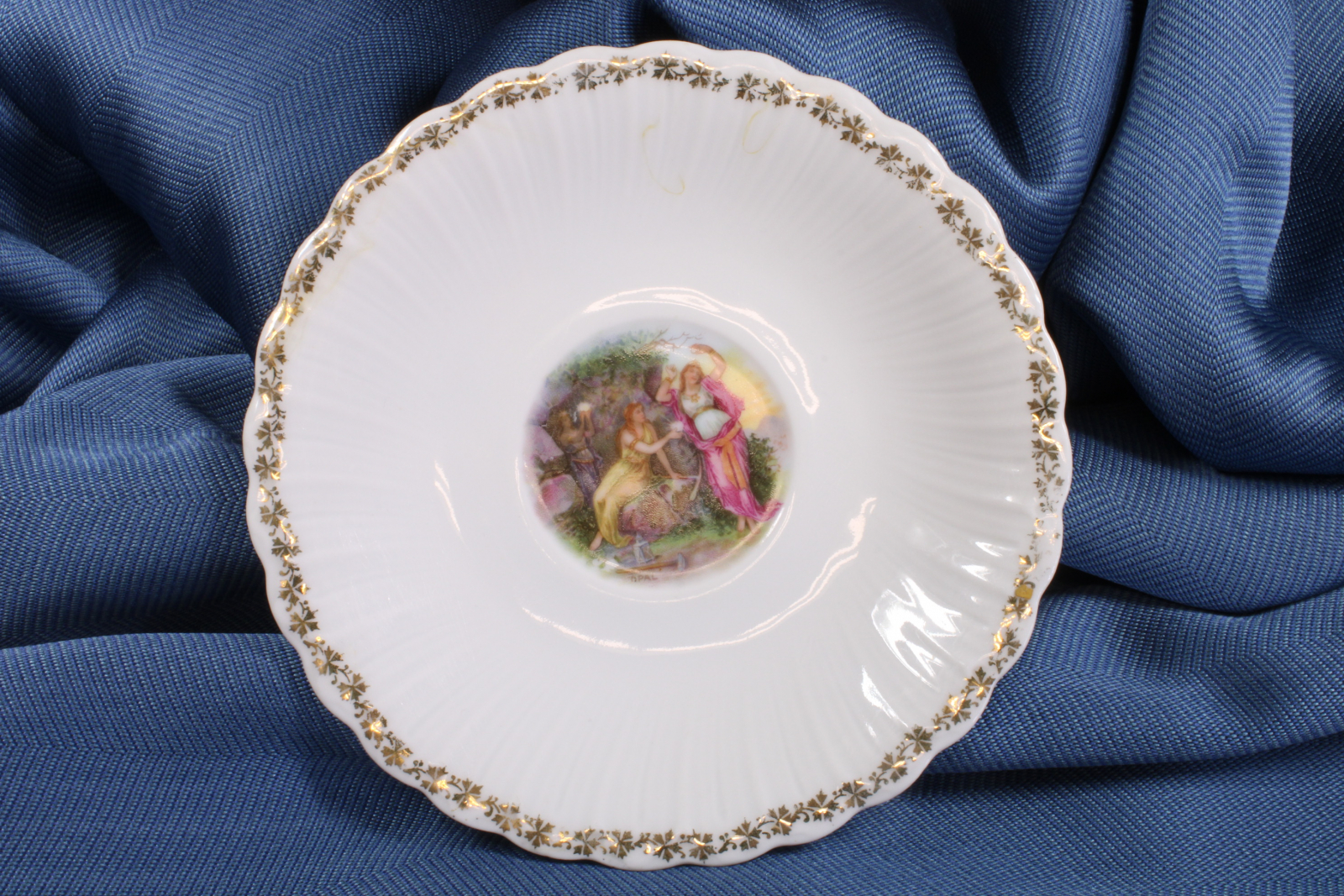 Antiguedades - PLATO OPALINA PEQUEÑO. CALCOMANÍA. (T)