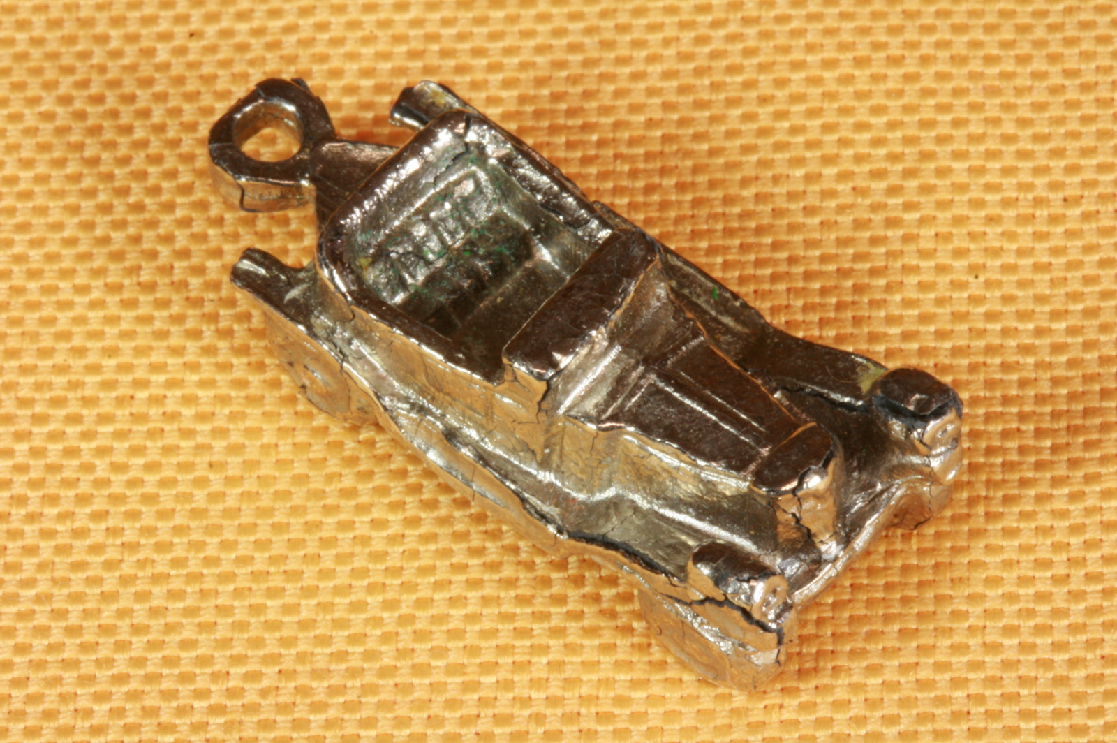 Antiques - MINIATURE CLASSIC CAR KEY RING. 