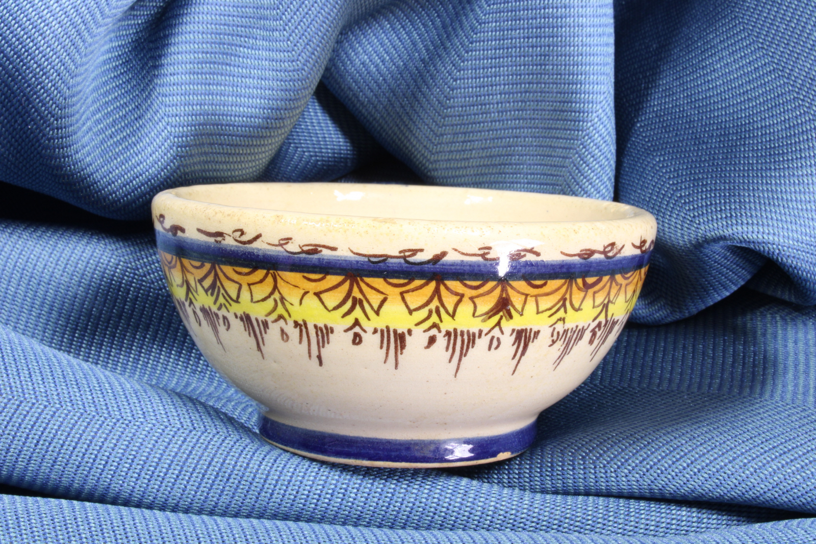 Antiques - SMALL EARTHENWARE BOWL. MAESTRE S.C. (T)