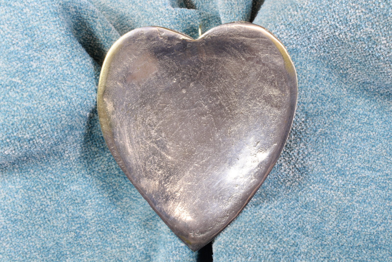 Antiguedades de modernist brass heart napkin ring