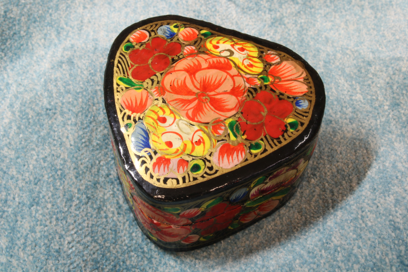 Antiguedades - CAJA CORAZÓN PAPEL MACHÉ. PINTADA A MANO INDIA (T)
