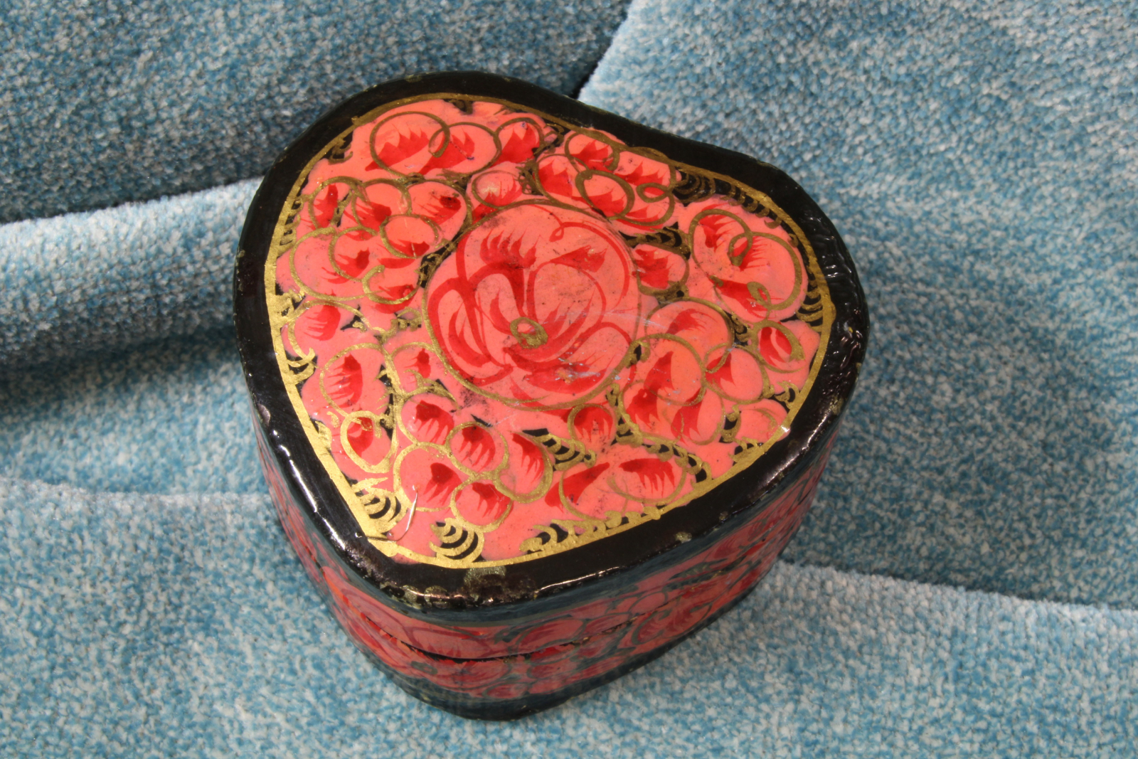 Antiguedades - CAJA CORAZÓN PAPEL MACHÉ. PINTADA A MANO. INDIA (T)