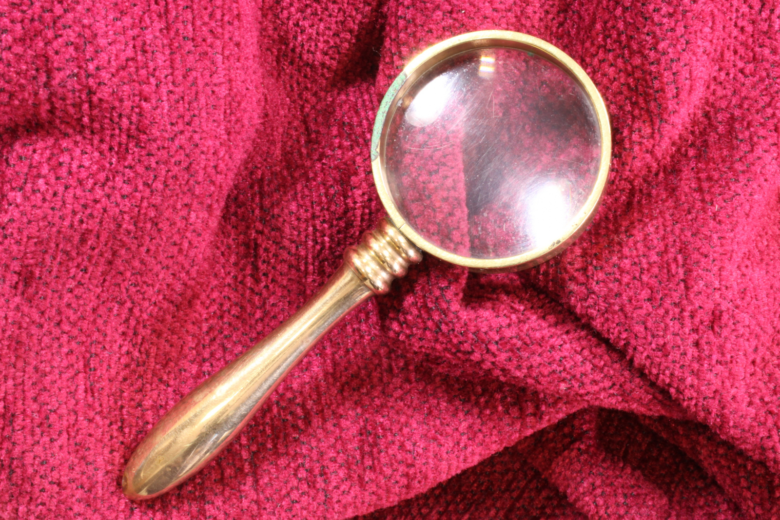 Antiques - MINIATURE BRASS MAGNIFYING GLASS WITH HANDLE.