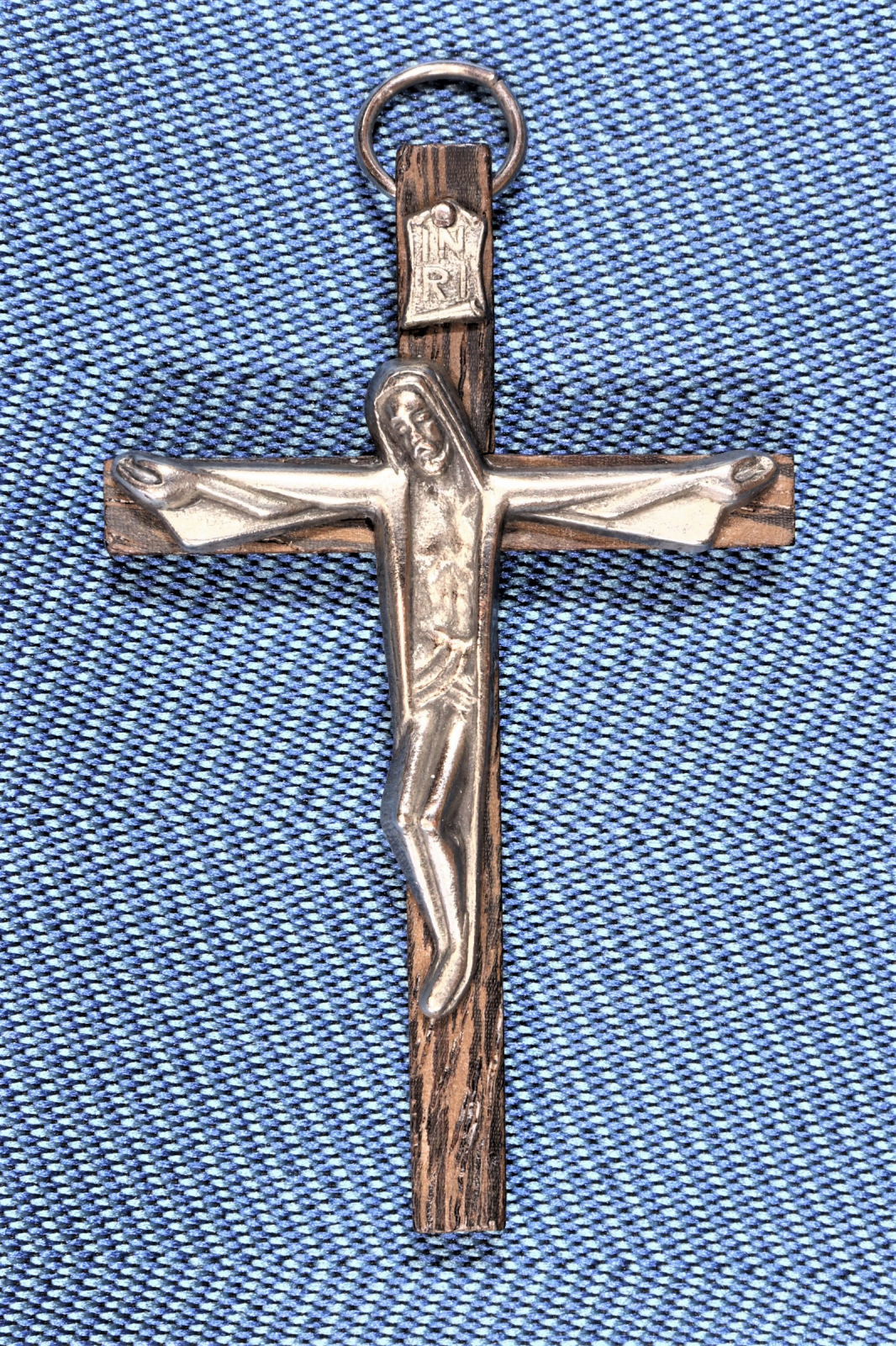Antiguedades de metal and wood crucifix
