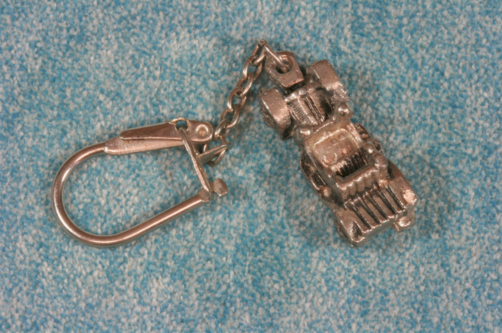 Antiques - MINIATURE CLASSIC CAR KEY RING.