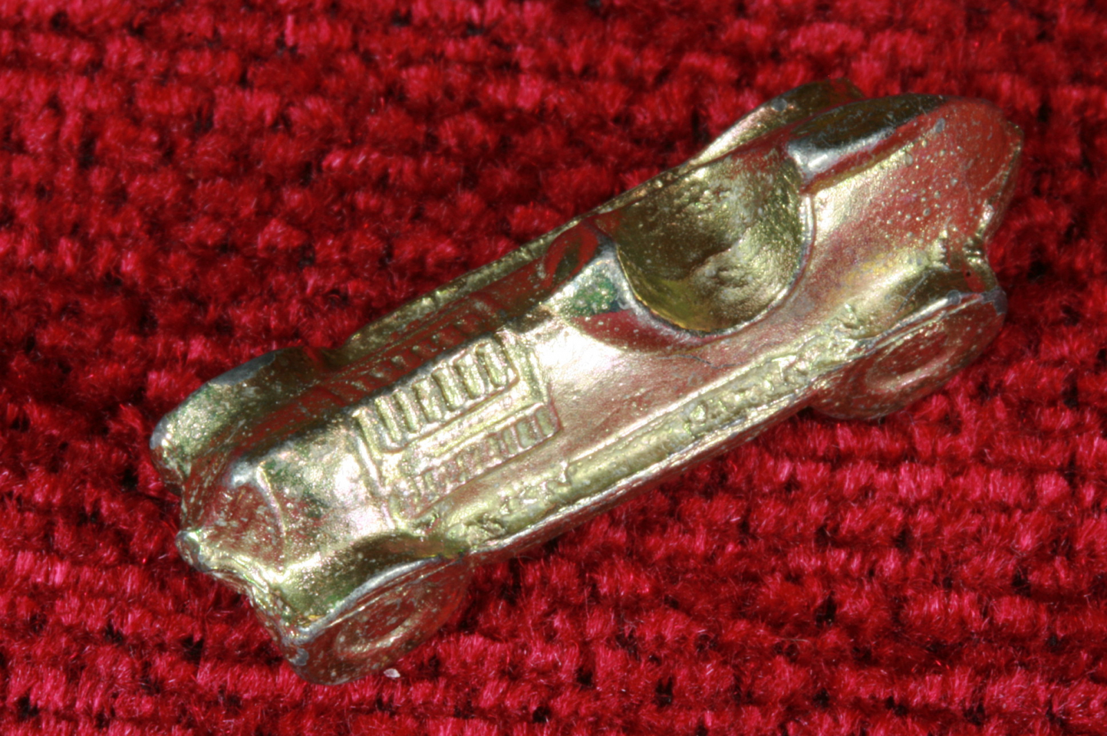 Antiques - CLASSIC RACING CAR. MINIATURE KEYRING. 