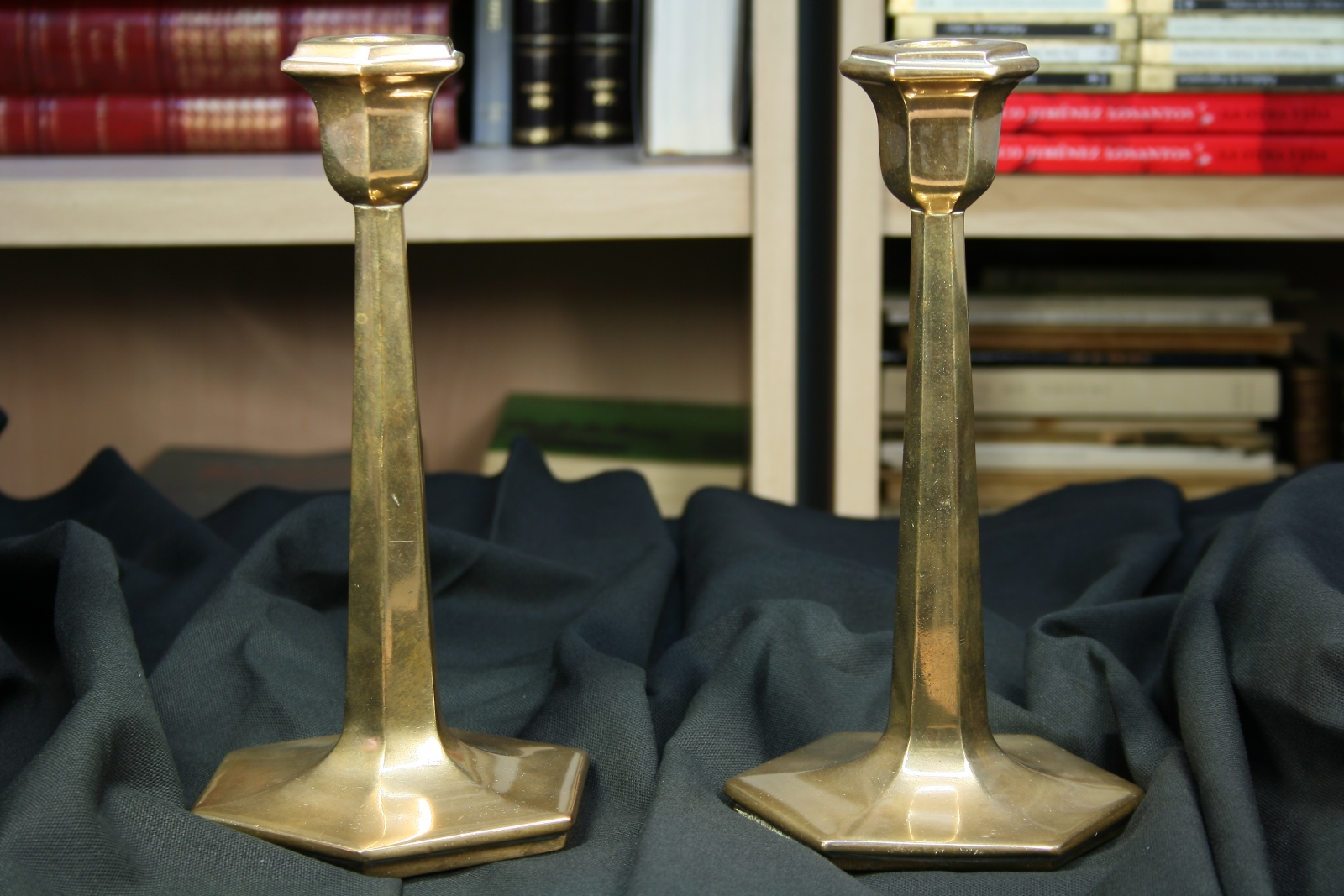 Antiguedades de pair of brass candlesticks massifs one piece