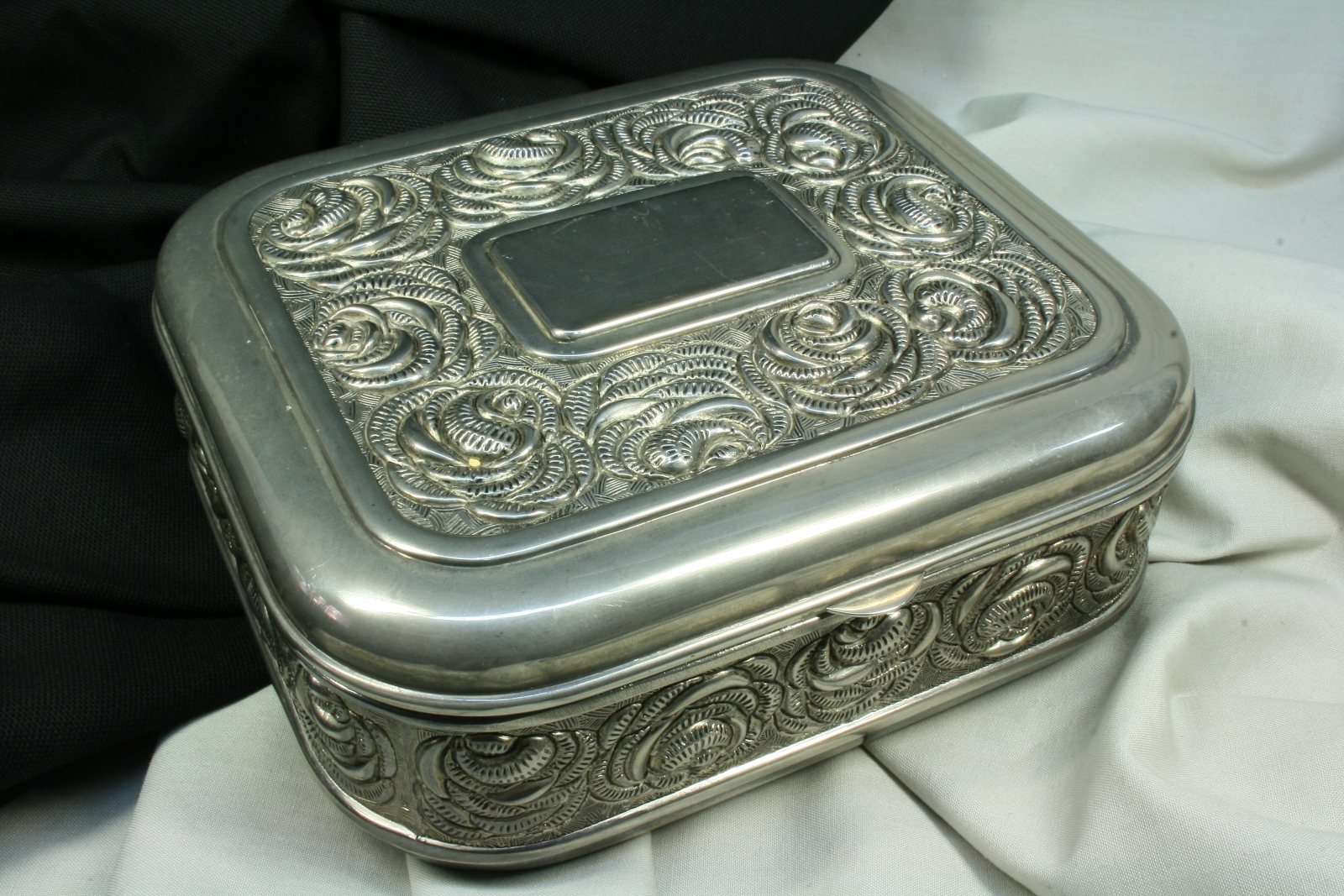 Antiques - BOX. BOX WITH RELIEF. JEWELER. TRUNK.
