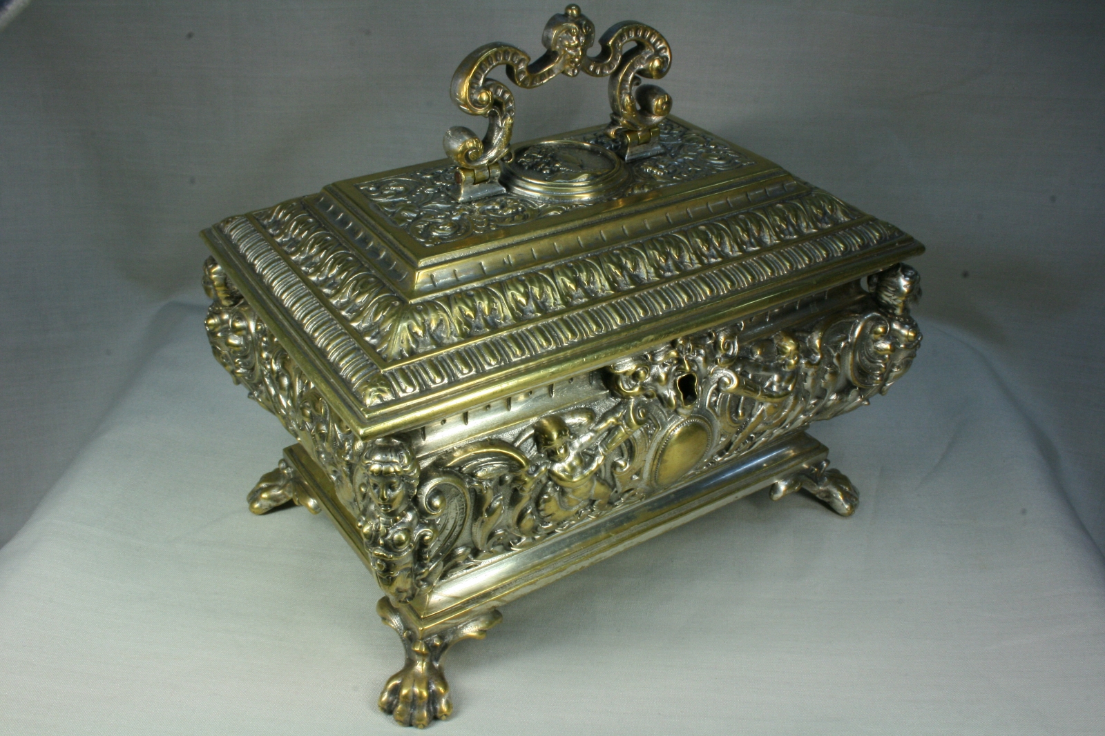 Antiguedades - CAJA DE BRONCE CON CARIÁTIDES. JOYERO. (T)