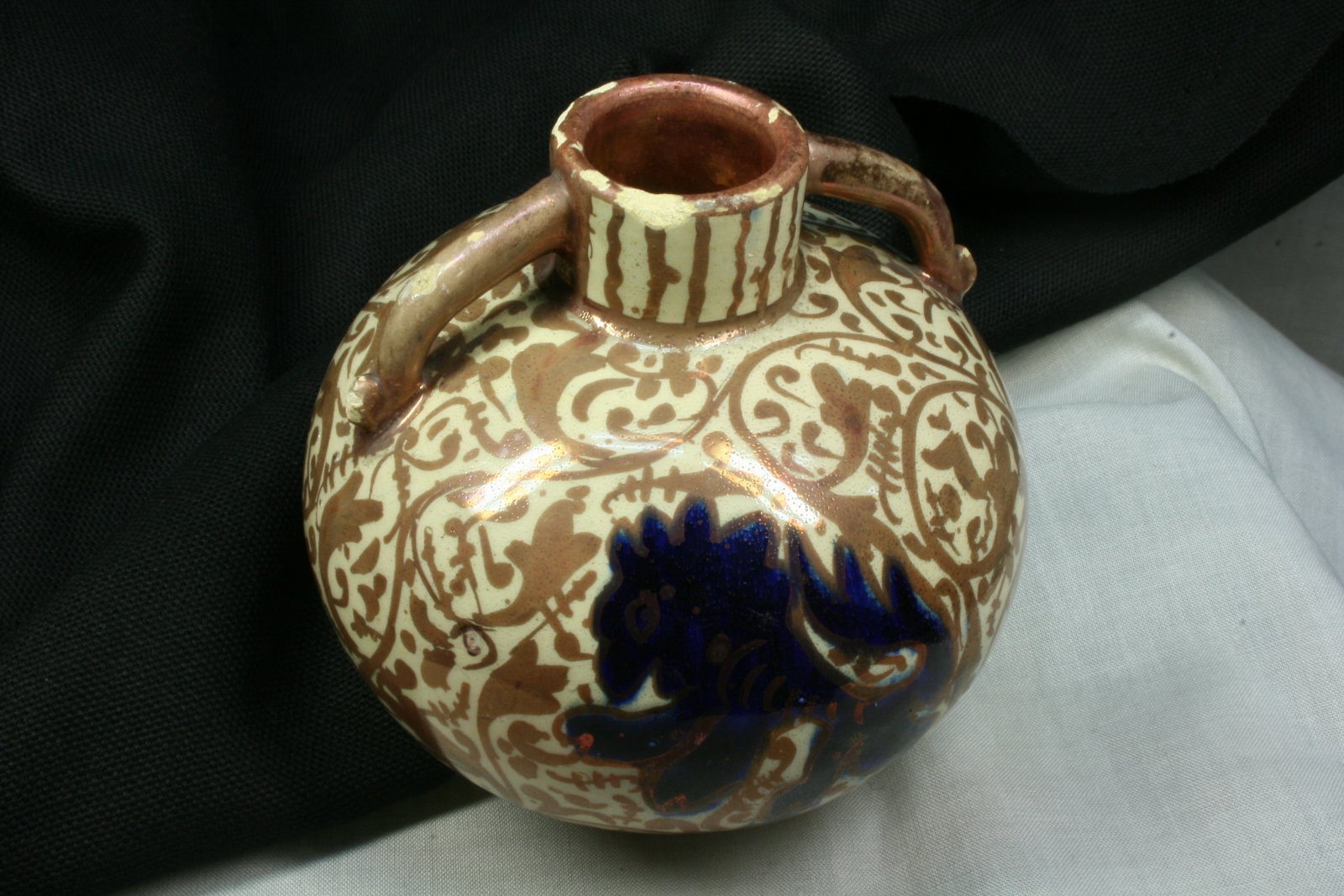 Antiques - VESSEL REFLEXES. BLUE LION. S.XIX