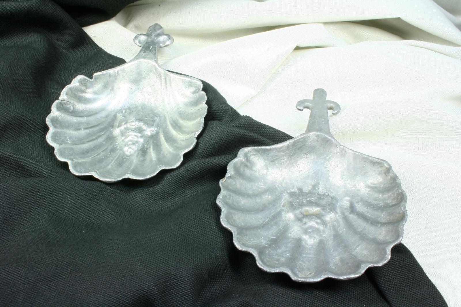 Antiques - WINETASTING LEAD. RELIEF CLUSTER. FLOR DE LIS.
