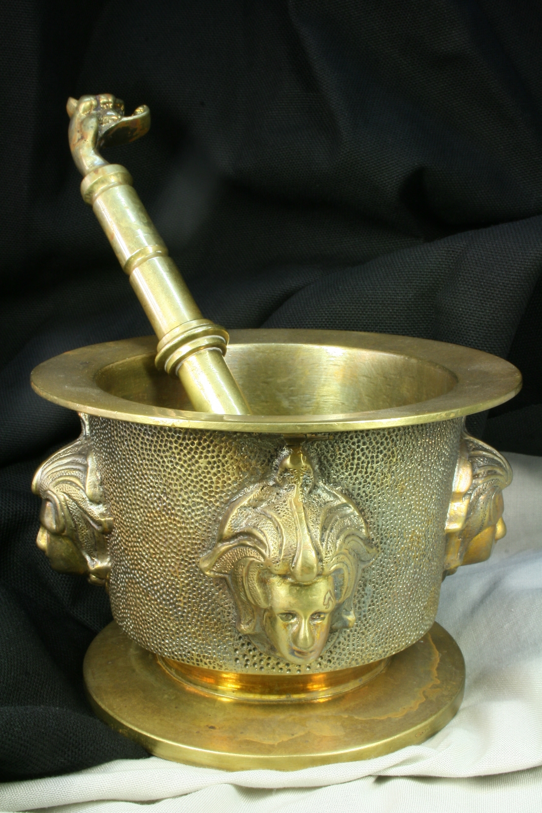 Antiques - MORTAR ART DECO. PESTLE FACES. S.XX (T)