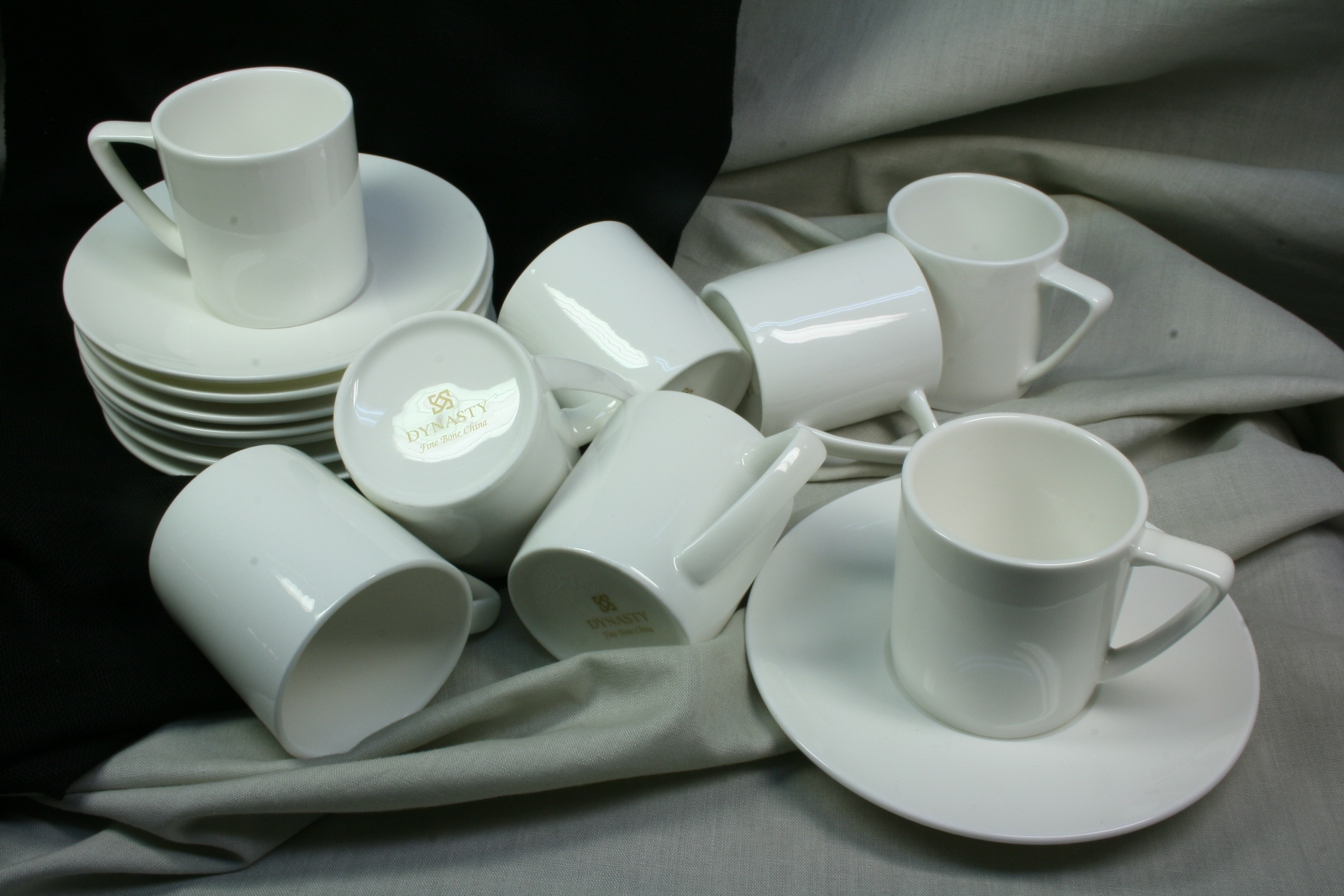 Antiguedades - JUEGO DE CAFÉ Y TÉ. PORCELANA CHINA. CONJUNTO DE TAZAS Y PLATOS BLANCO