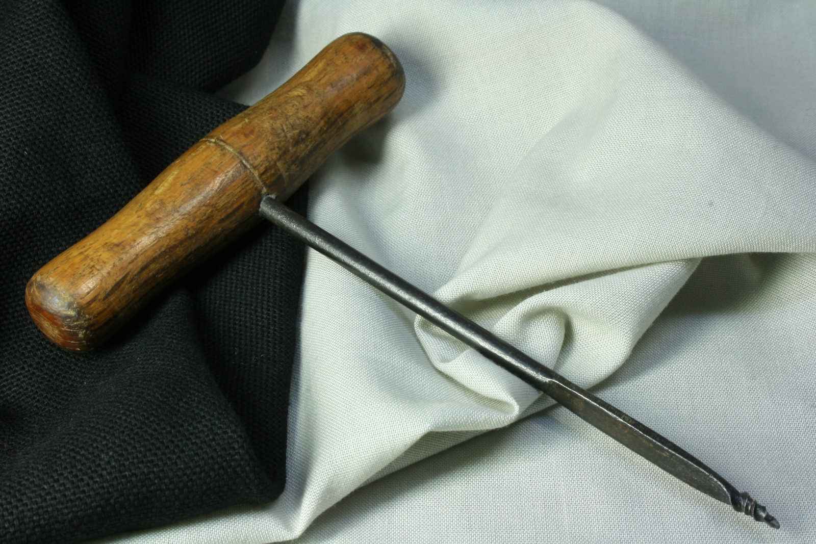 Antiguedades de auger big punch wood