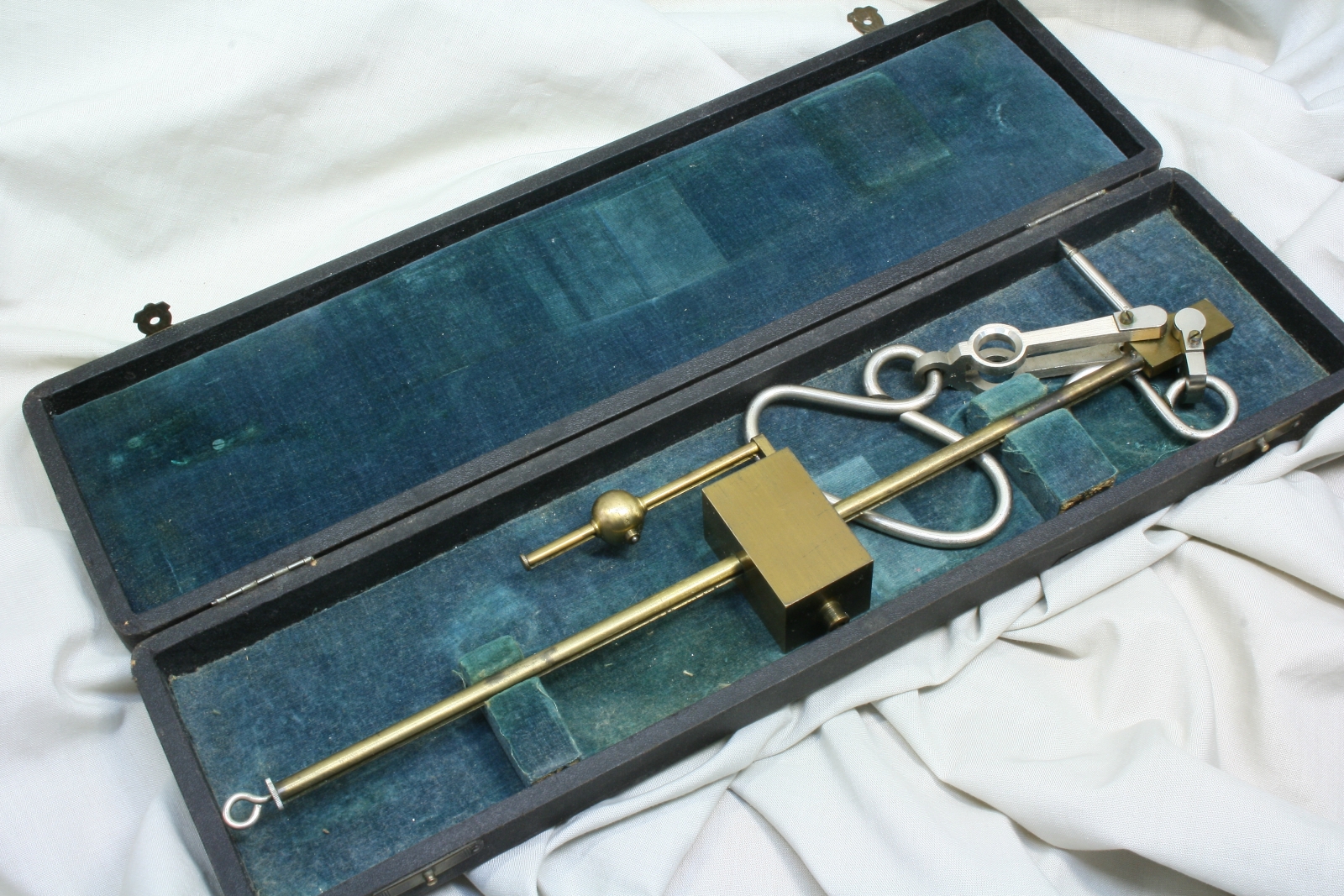 Antiques - PRECISION ROMAN BALANCE. 10 KG.