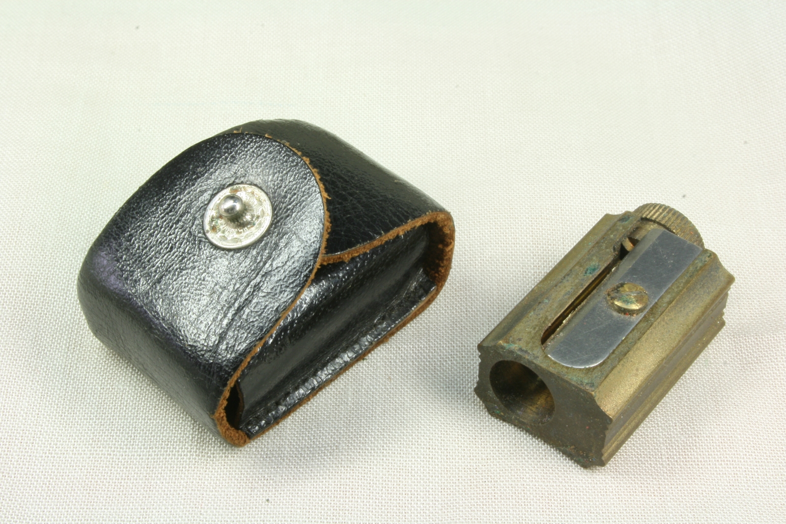 Antiguedades - SACAPUNTAS DUX CON FUNDA DE CUERO. REGULADOR DE MINAS.