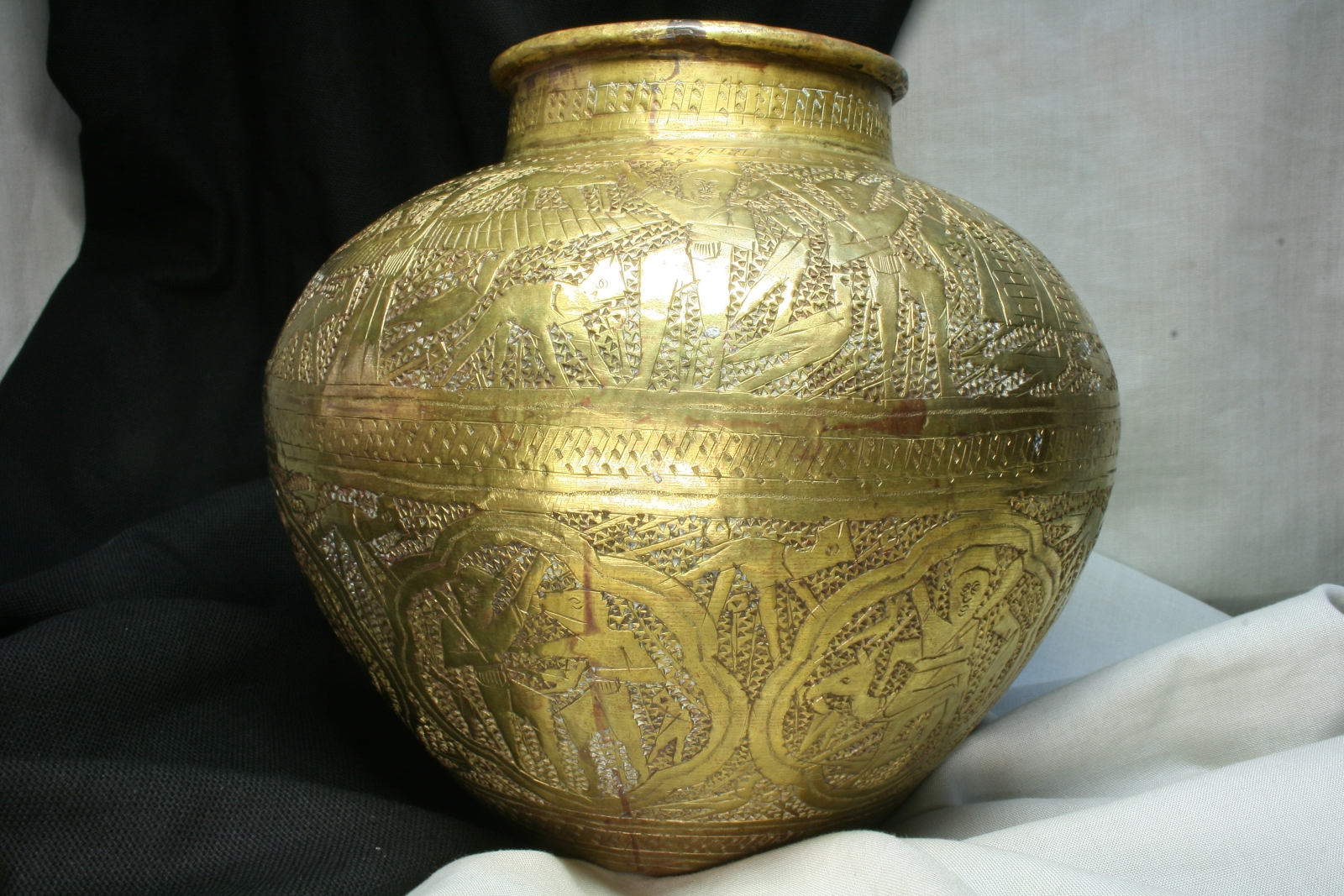 Antiques - EGYPTIAN WINGED VESSEL. FLOWER VASE. PLANTER. CENTERPIECE. (T)