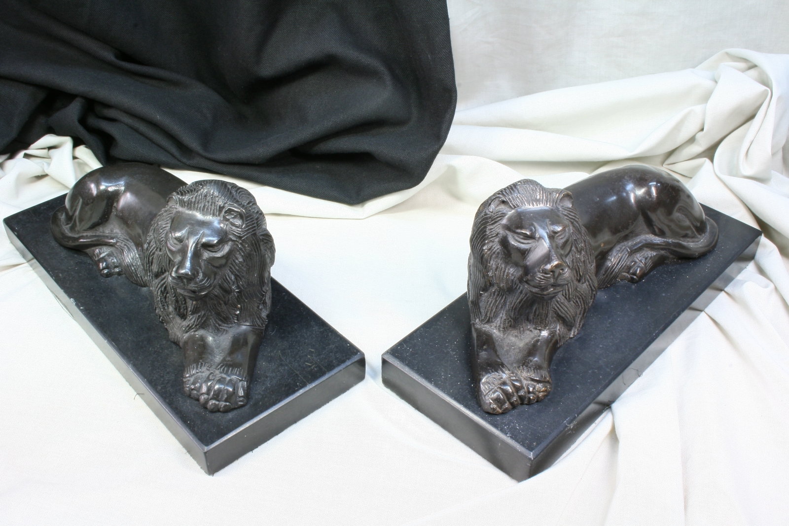 Antiguedades - PAREJA DE LEONES TUMBADOS. JUMP. S.XX.