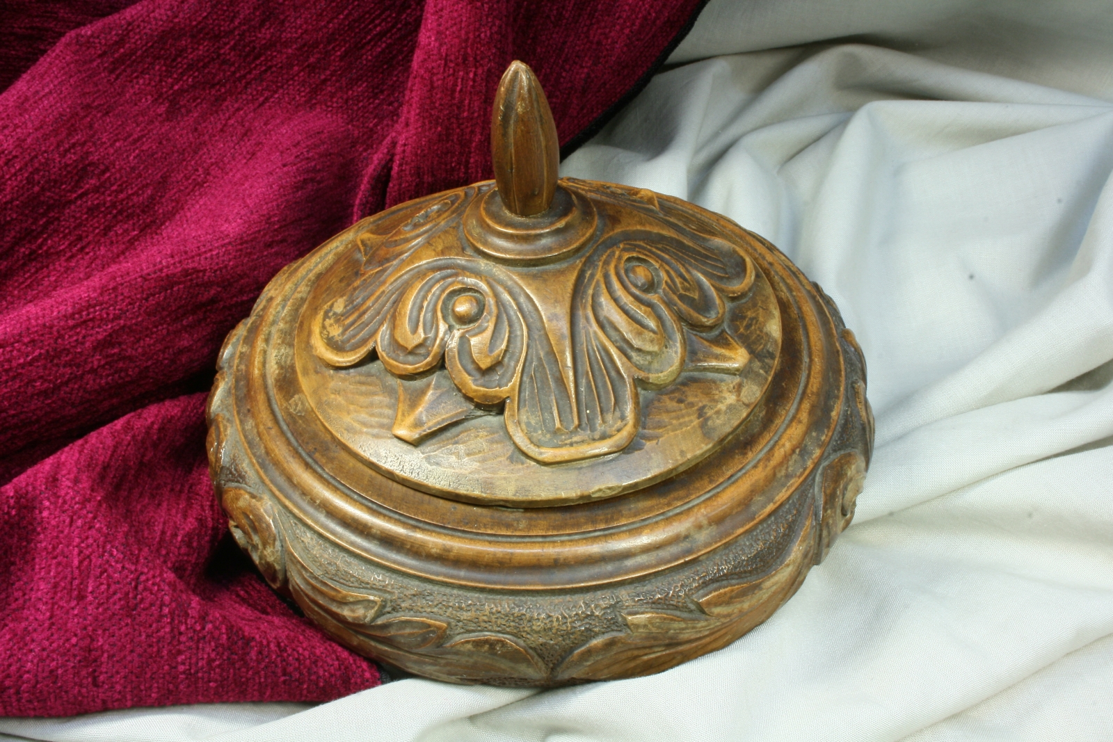 Antiques - CIRCULAR WOODEN BOX CARVED BY HAND. S.XX