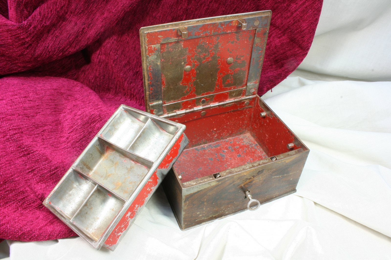 Antiguedades - CAJA DE CAUDALES COMPLETA. CAJÓN PARA MONEDAS. S.XX. (T)