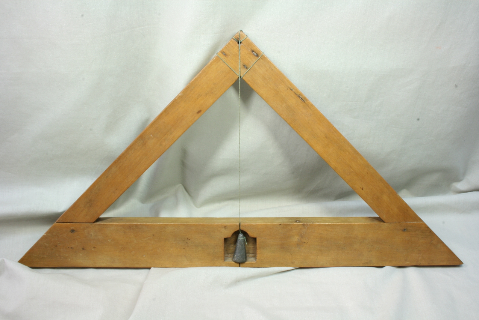 Antiguedades - NIVEL HORIZONTAL DE MADERA. RARO. S. XVIII