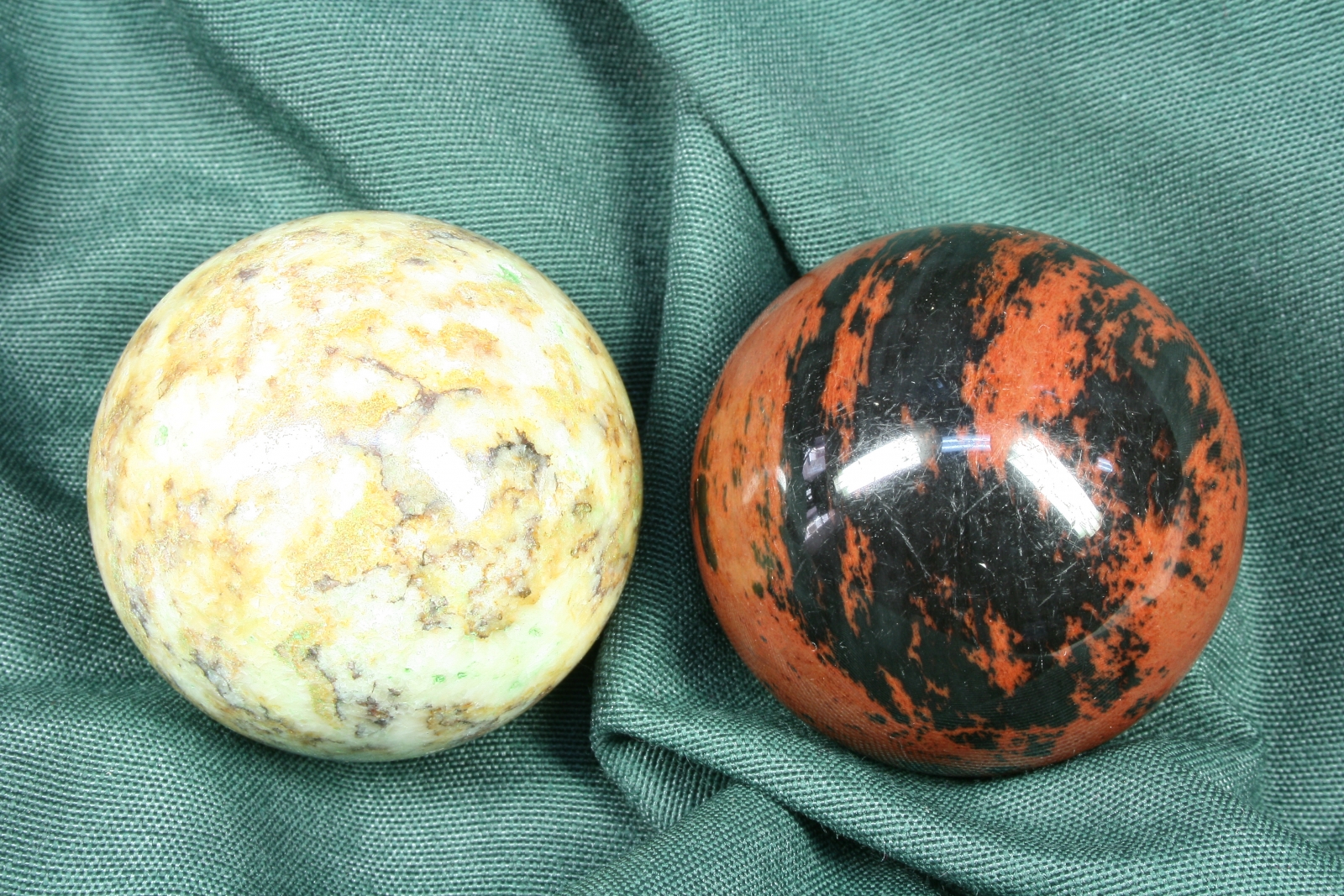 Antiques - COUPLE BALLS BEIGE, RED AND BLACK STONE.