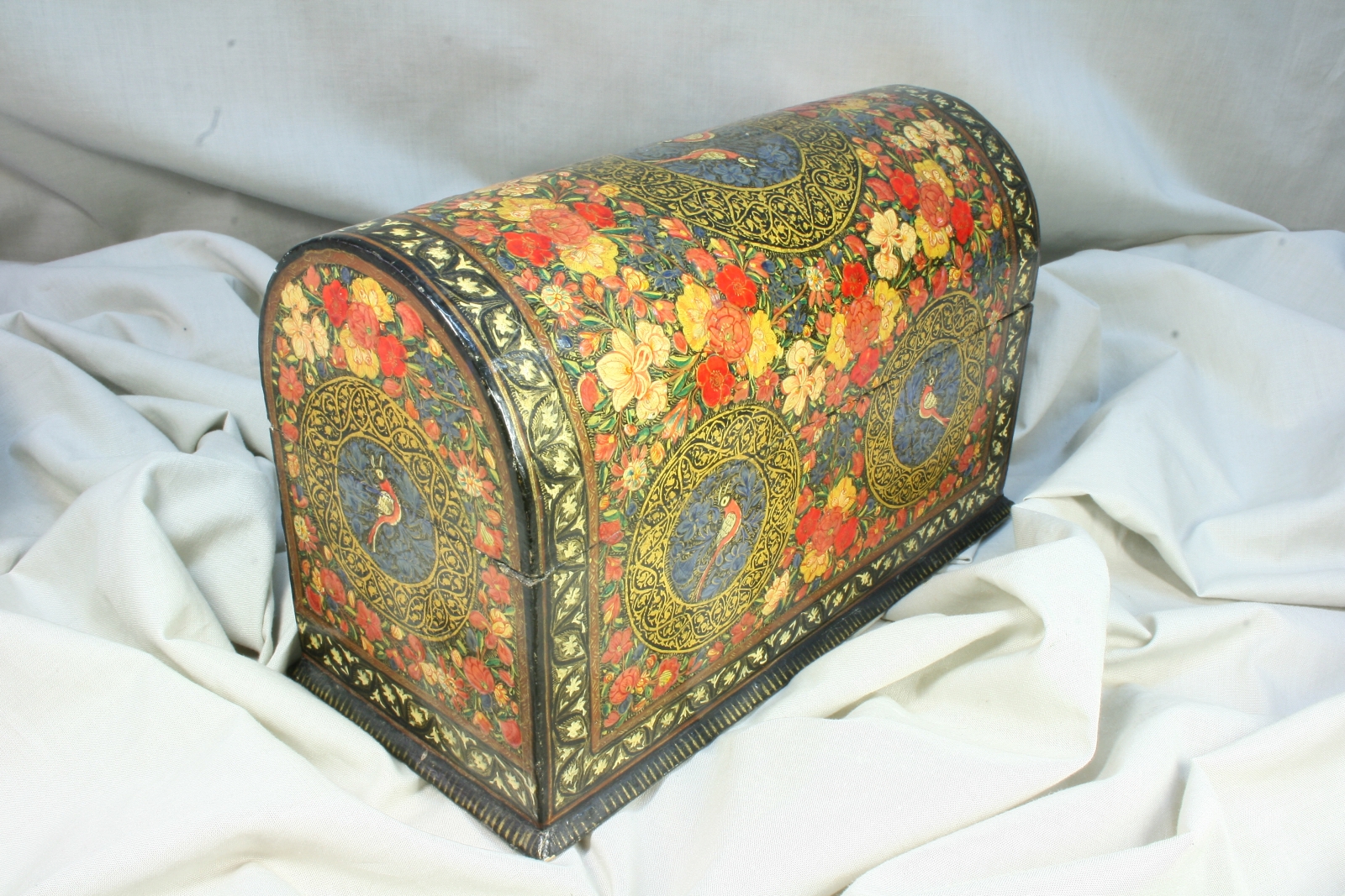 Antiques - WOODEN BOX PAINTED BY HAND. IRANIAN. (T)