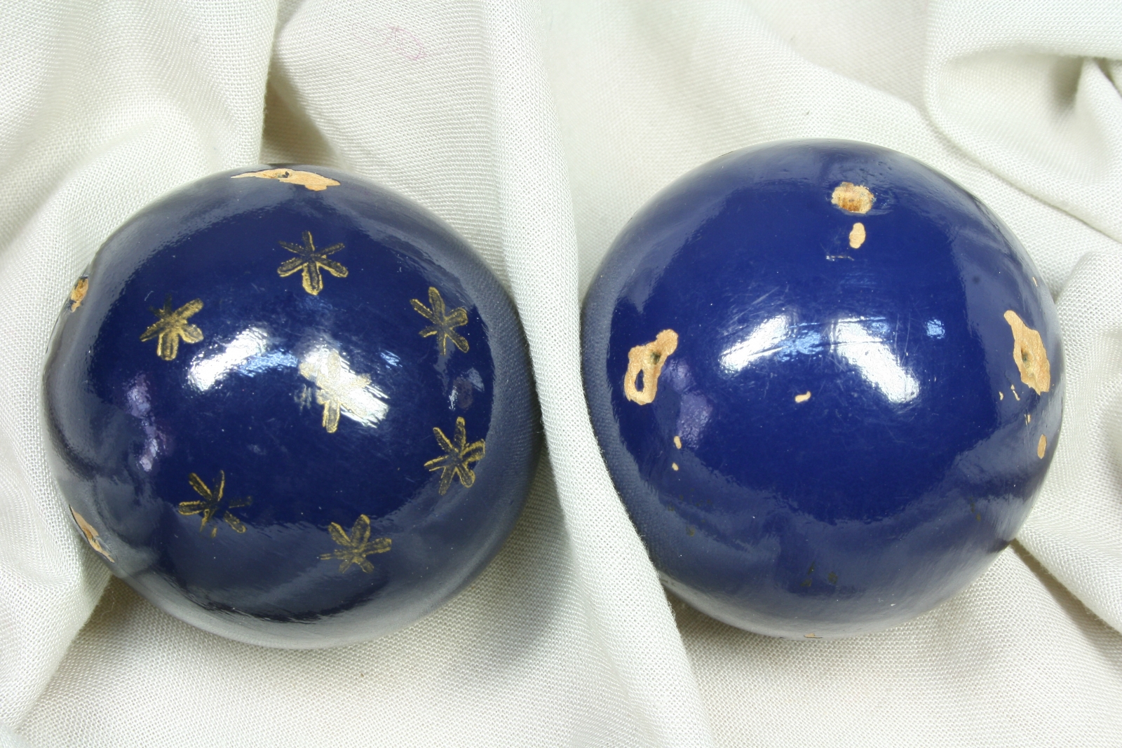 Antiguedades de pair of painted wooden balls