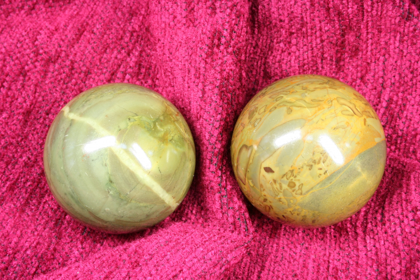 Antiguedades - PAREJA DE BOLAS DE PIEDRA VERDE VETEADA. (T)