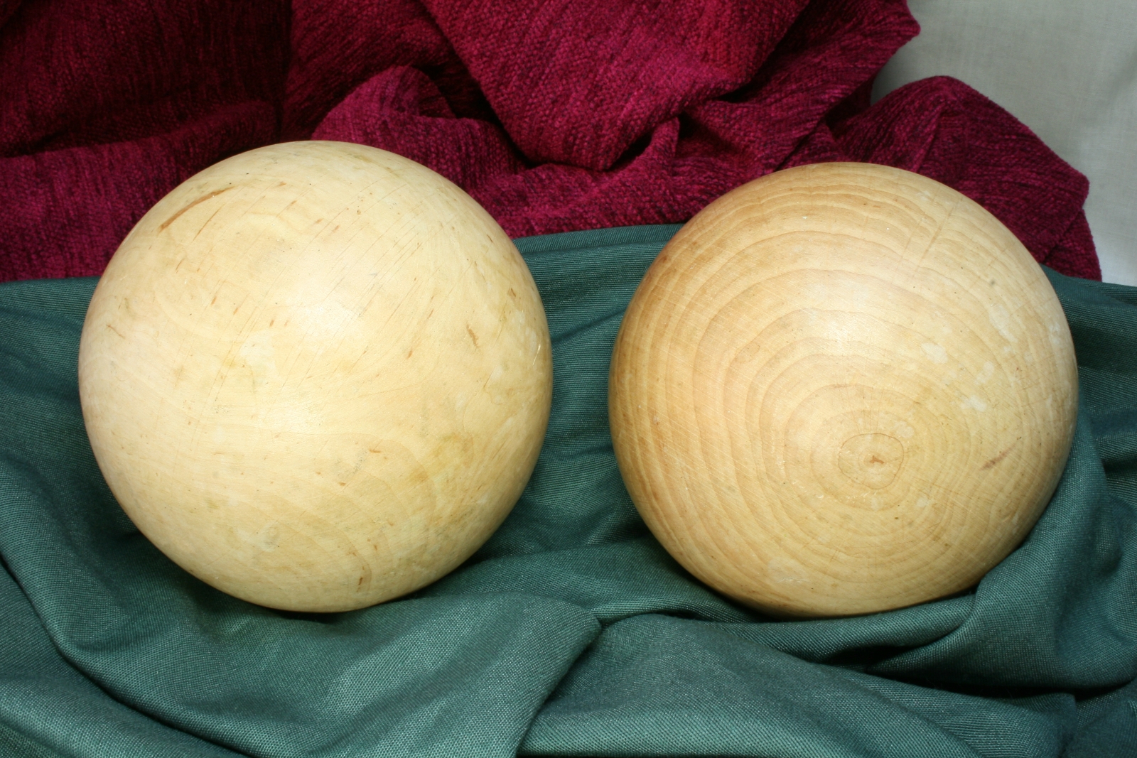 Antiguedades - PAREJA DE BOLAS DE MADERA GRANDES. S.XX.
