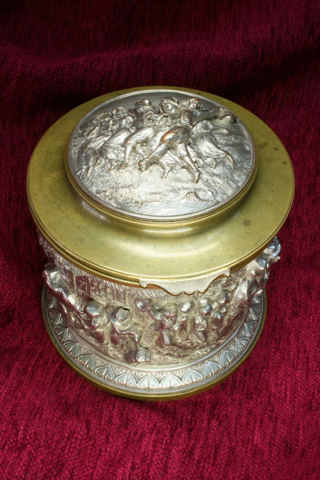 Antiques - ROUND BOX OR CIGAR BOX. HIGH RELIEF. L. OUDRY ET CIA. EDITEUR PRES. 18 (T)