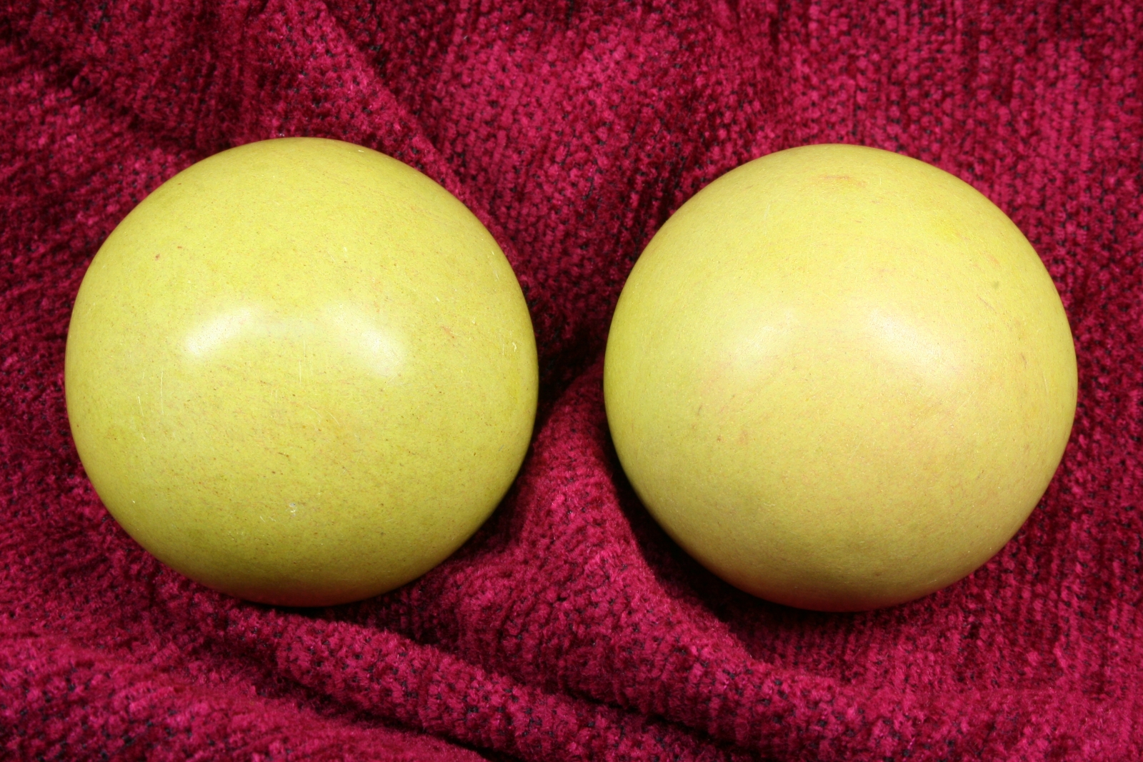 Antiguedades - PAREJA DE BOLAS DE PASTA AMARILLAS. S.XX